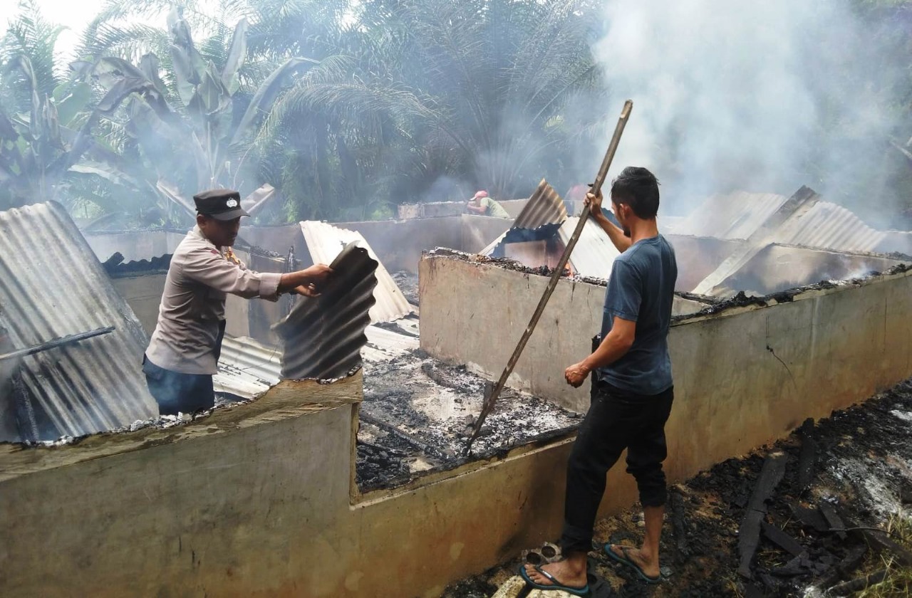Respon Cepat, Kapolsek Idi Tunong Datangi Lokasi Kebakaran Rumah Warga