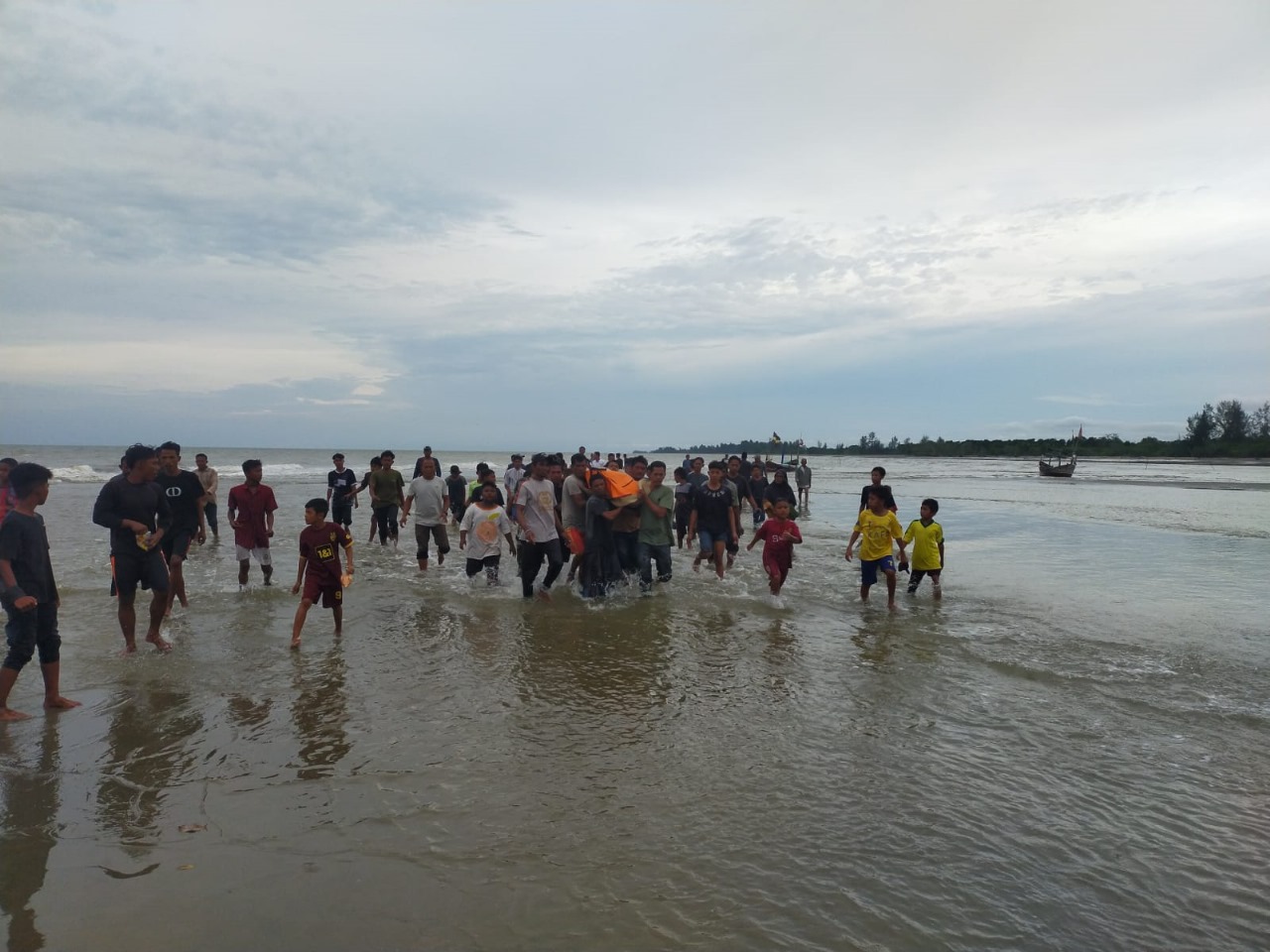 Kapolsek Peureulak dan Anggota Bantu Evakuasi Korban Tenggelam di Perairan Kuala Bugak