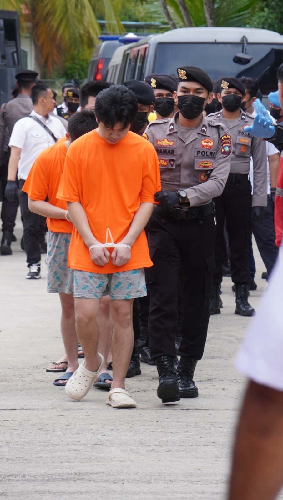 Polri Pulangkan Ratusan WNA Tersangka Love Scamming