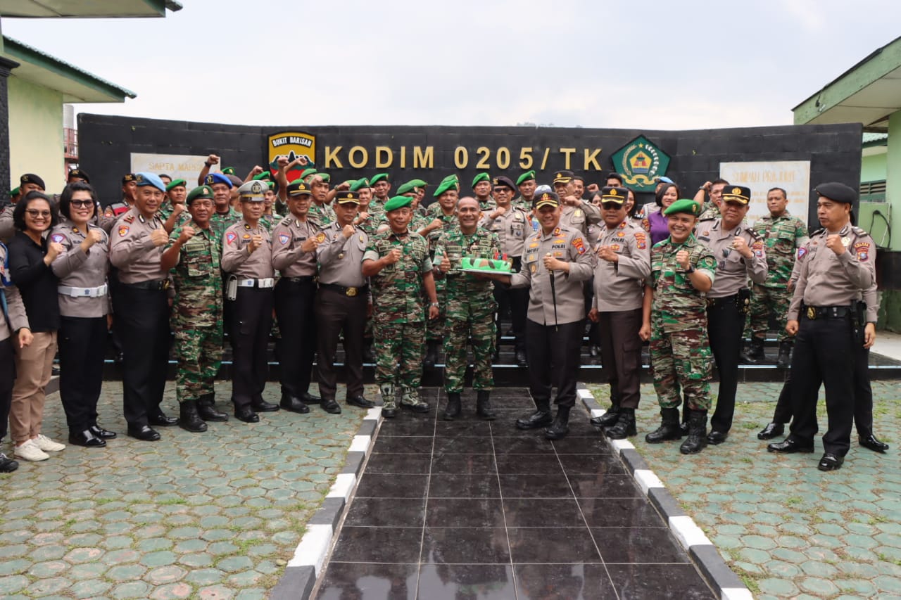 Kapolres Karo Berikan Surprise Hari Jadi TNI Ke 78 di Kodim 0205 TK dan Batalyon 125 SMB