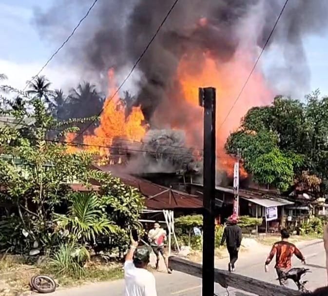 Kebakaran Hebat di Desa Laubaleng, 10 Rumah Hangus, 3 Terpaksa Dirusak