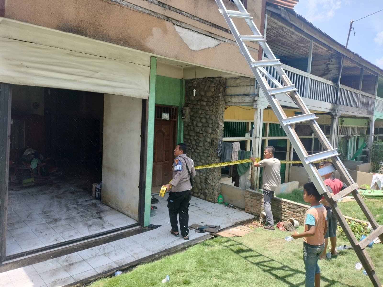 Polsek Mardinding Bantu Padamkan 10 Rumah Yang Terbakar di Lau Baleng
