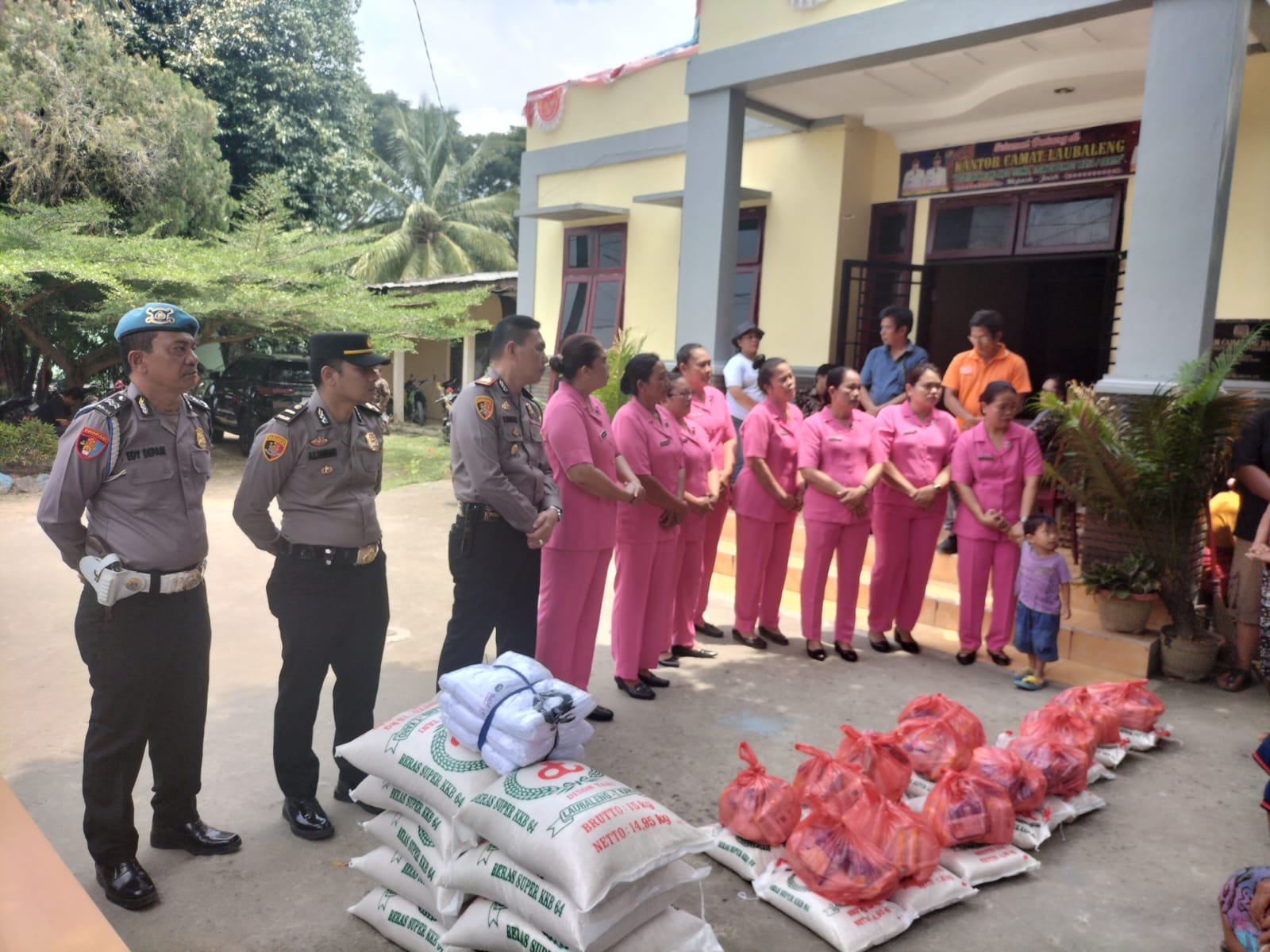 Polsek Mardingding Berikan Bantuan Korban Kebakaran Lau Baleng