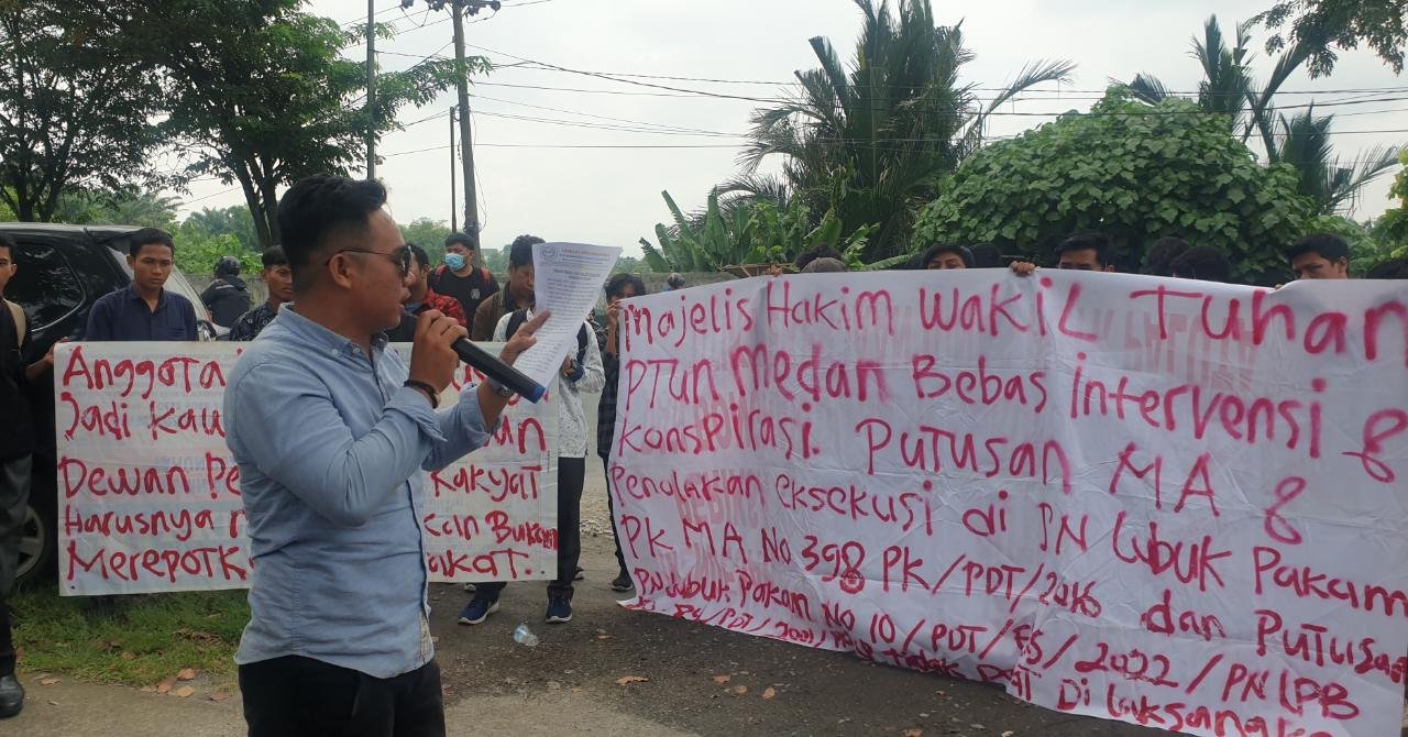 Mahasiswa Demo PTUN Medan Minta Majelis Hakim Netral dan Objektif di Gugatan Oknum DPRD Sumut 