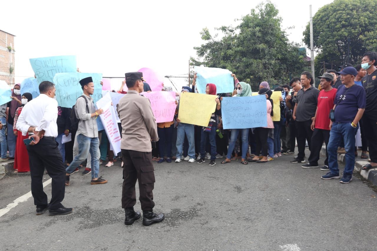 Massa Dukung Kombes Dudung Adijono Tetap Kabid Propam Polda Sumut