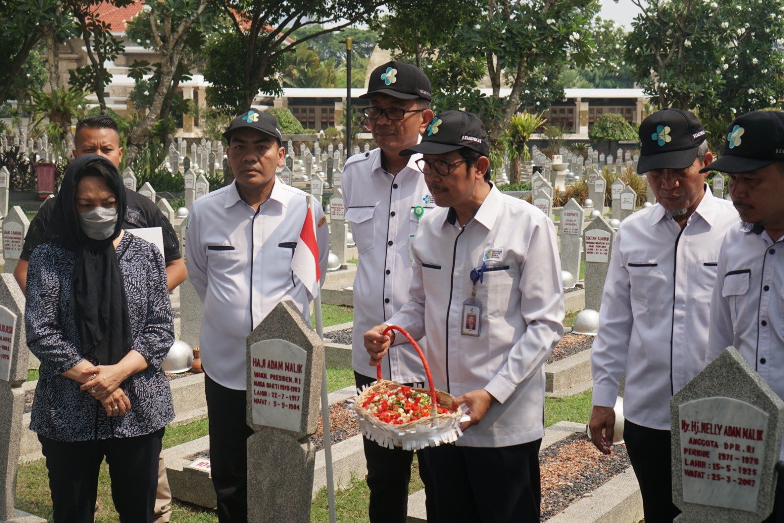 HKN Ke-59, Direksi RSUP HAM Tabur Bunga di Makam Pahlawan Haji Adam Malik Batubara