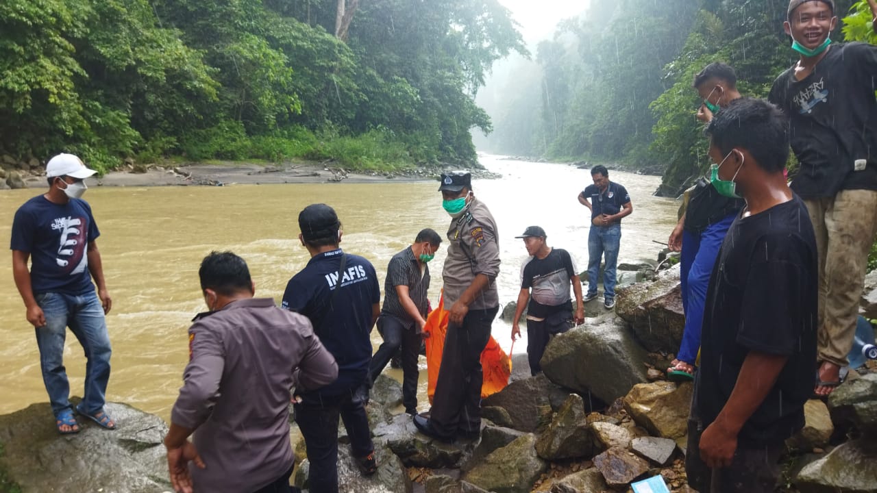 Polsek Kutabuluh Evakuasi Mayat Perempuan Yang Terapung di Sungai Lau Biang