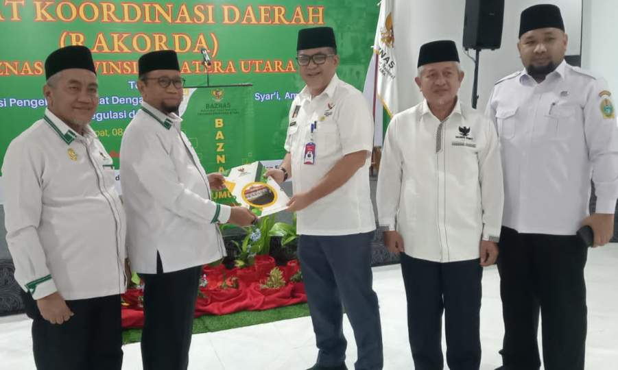 Kabiro Kesra Pemprovsu Muhammad Rahmadani Lubis SE MM saa menyerahkan bantuan kepada Ketua Baznas Sumut Prof Mohd Hatta.
