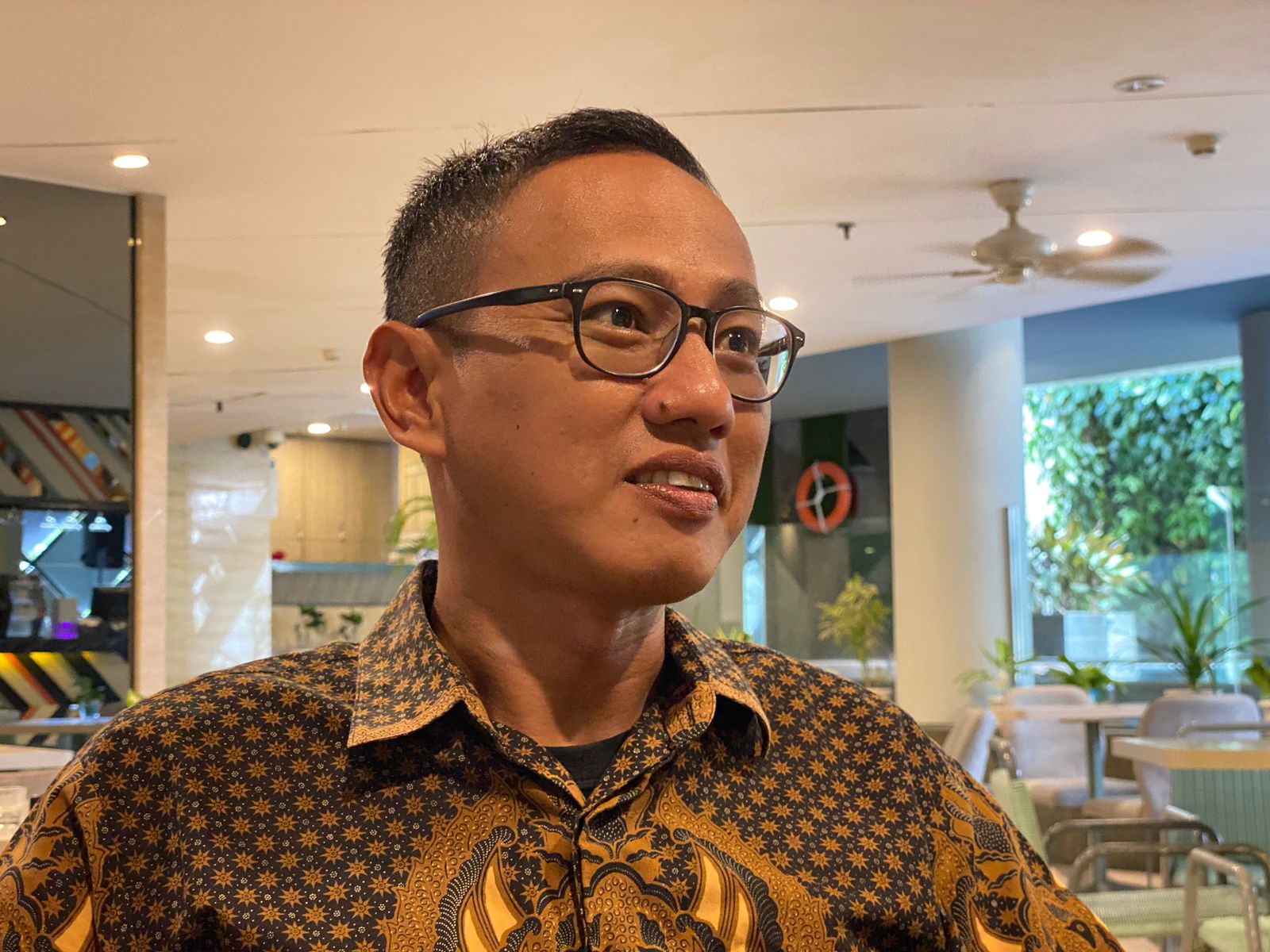IHSG dan Rupiah Ditutup Melemah Di akhir Pekan, Harga Emas Turun Dalam