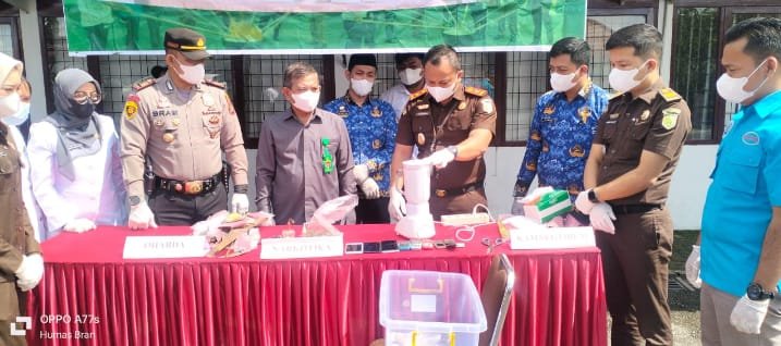 Cabjari Pangkalan Berandan Blender Sabu dan Musnahkan Ganja