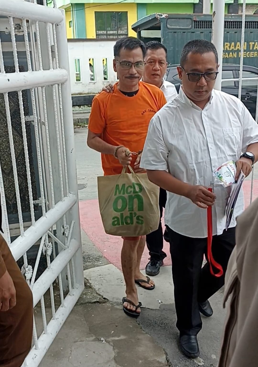 Tokoh #Savebabi Boasa Simanjuntak Dilimpahkan ke Kejari Medan