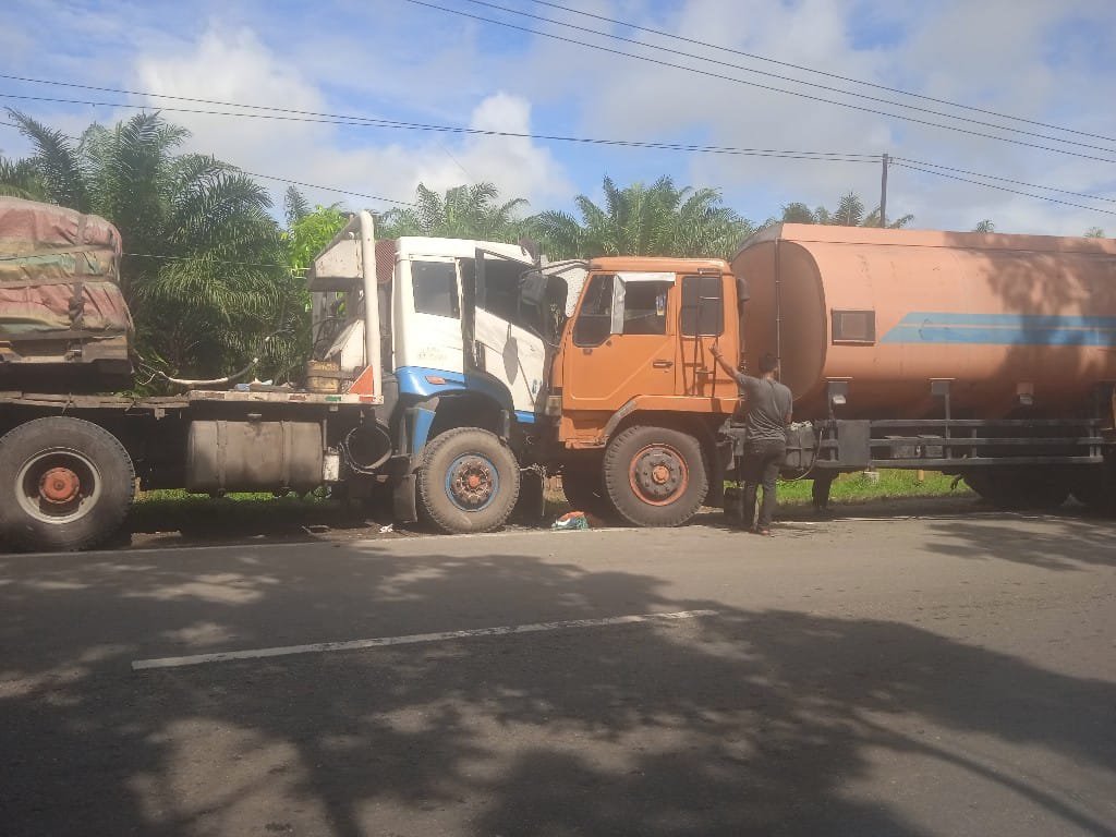 Hujan Deras, Truk Tangki “Cium” Truk Trailer di Jalinsum Matapao – Sergai