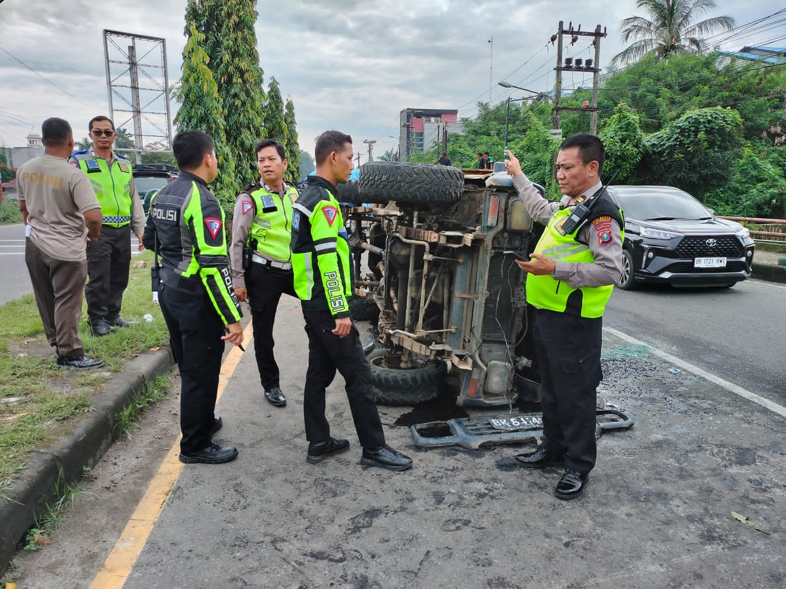 Seruduk Pantat Pikap, Toyota Hiace Ringsek, 6 Orang Dilarikan ke Rumah Sakit
