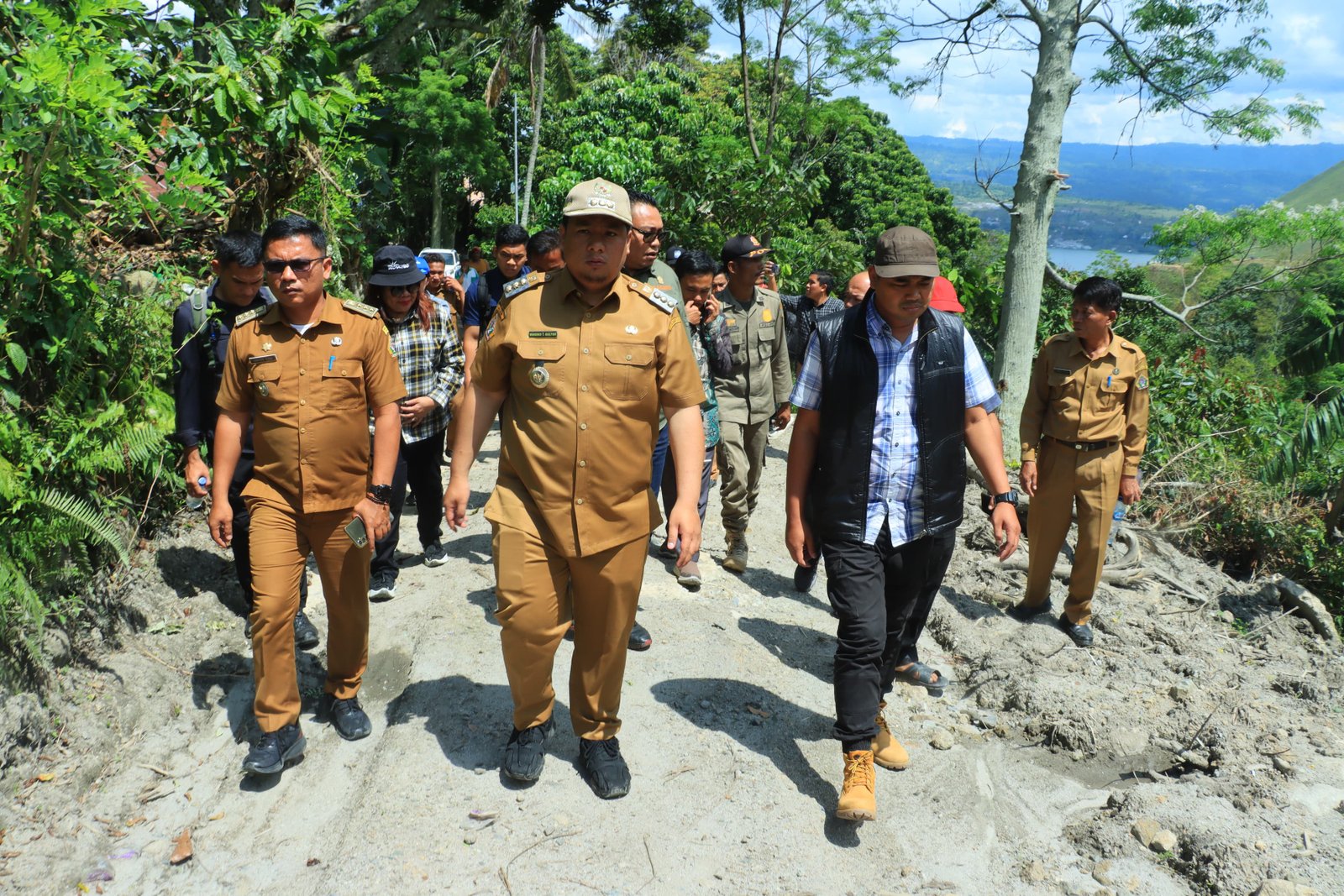 Bupati Samosir Bersama Komisi B DPRD Sumut Tinjau Lokasi Banjir Sihotang