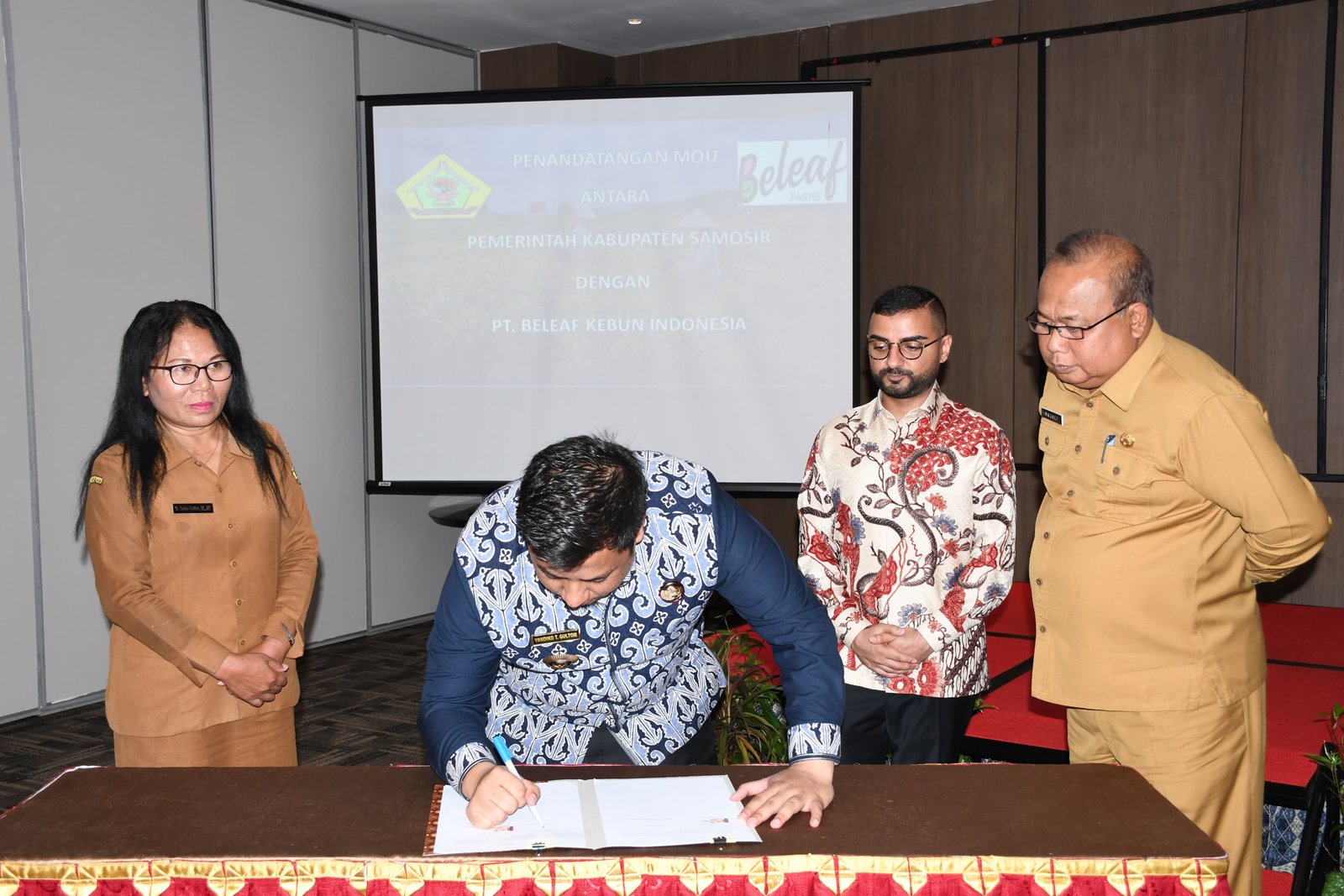 Bupati Samosir Teken MoU Dengan PT. Beleaf Kebun Indonesia