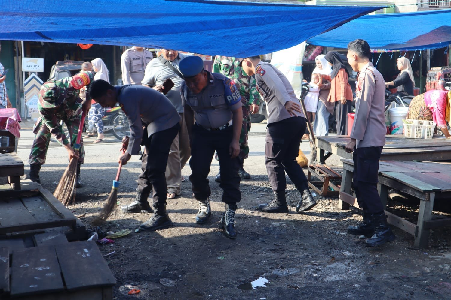 Peringati Hari Juang Kartika, Polres Palas, TNI dan Masyarakat Bersihkan Sampah di Pasar Sibuhuan