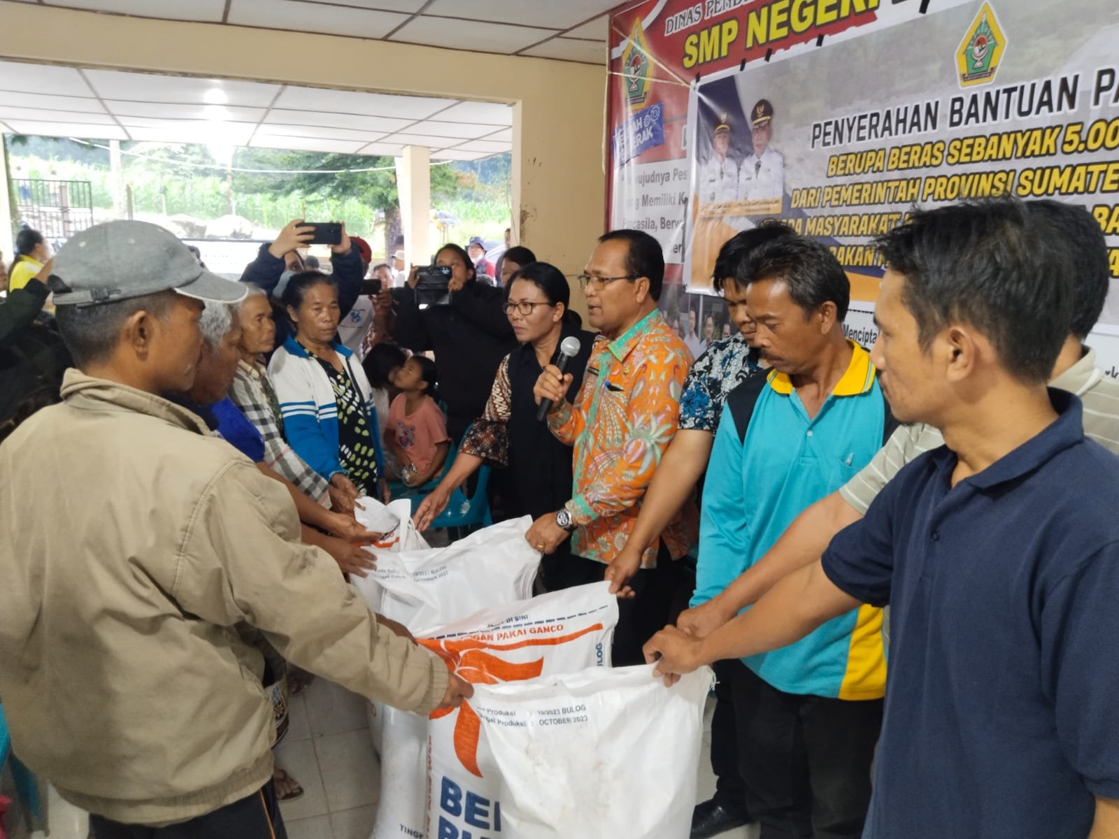 Pemkab Samosir Salurkan Bantuan Pangan Terdampak Bencana Banjir Bandang