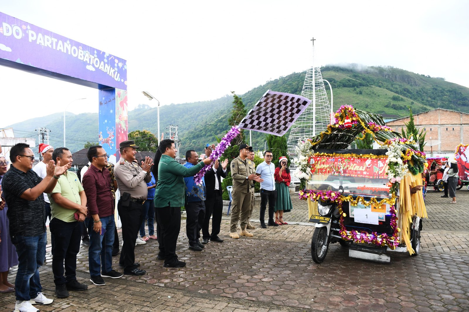 Meriahkan Suasana Natal, Gereja HKBP Bolon Gelar Karnaval Becak