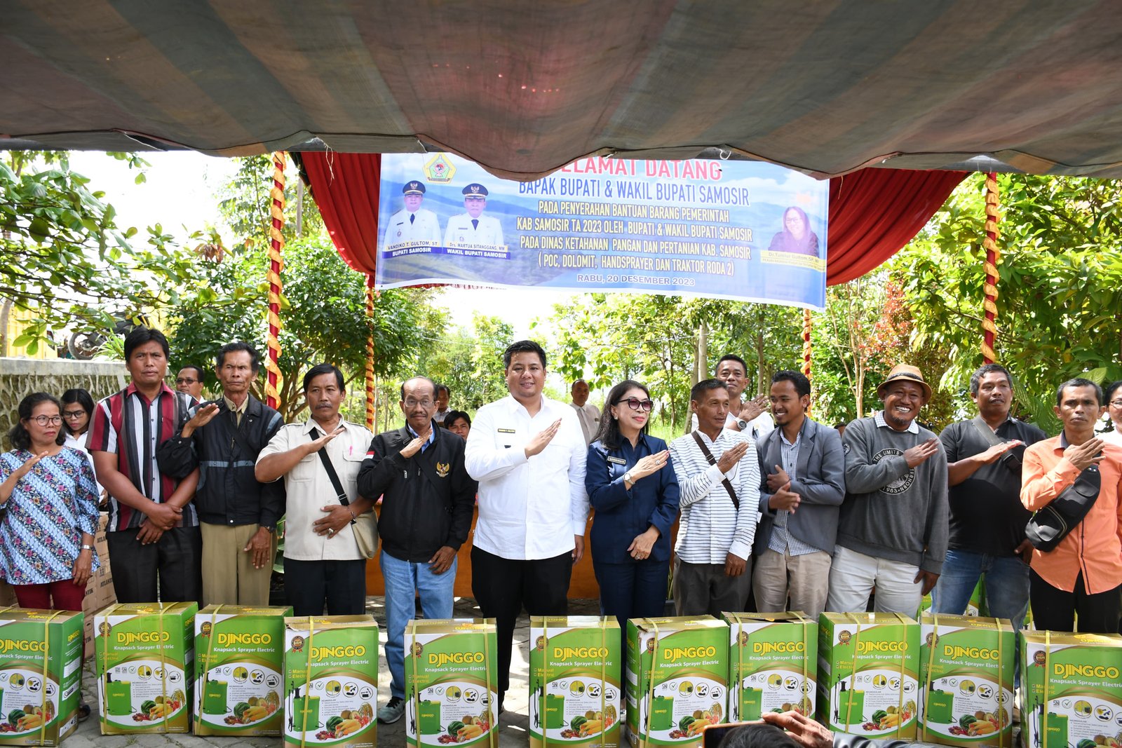 Bupati Samosir Serahkan Bantuan Pertanian