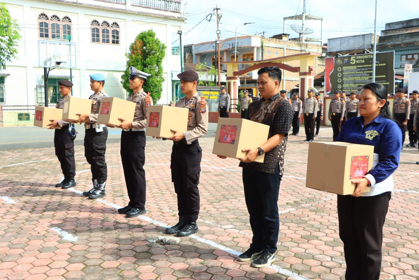 Kapolres Samosir dan Ketua Bhayangkari, Serahkan Bingkisan Natal