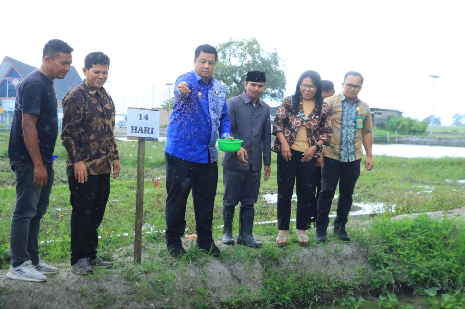 Bupati Samosir Bantu Terpal untuk Petani Ikan