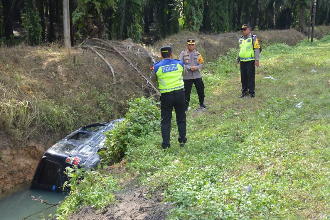 Kapolres Labusel Bantu Evakuasi Mobil Korban Tabrak Lari