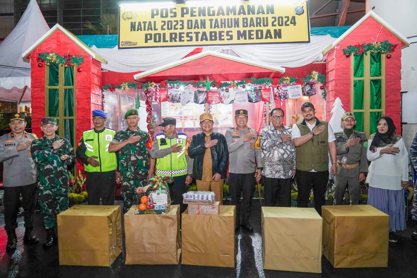 Bersama Pj Gubsu, Wali Kota Medan Menyerahkan Bingkisan Kepada Petugas Pos PAM Natal dan Tahun Baru