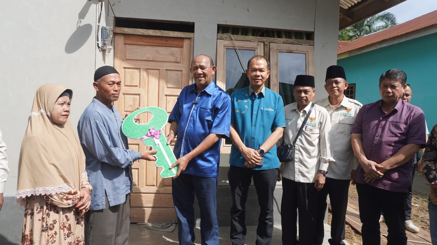 Syah Afandin Serahkan Kunci Bedah Rumah Baznas ke Warga Gebang