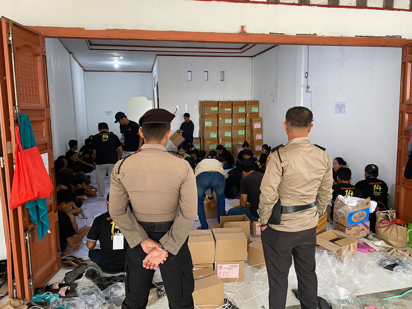 Polres Samosir Amankan Penyortiran dan Pelipatan Surat Suara Pemilu 2024