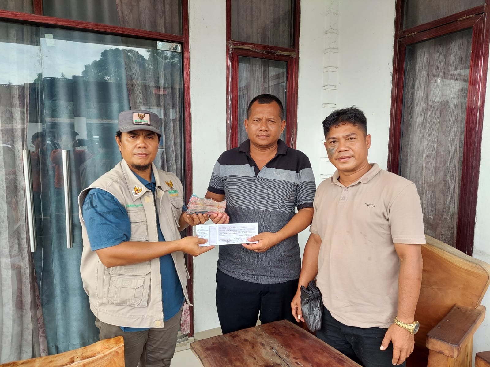 Owner Keripik Cinta dan Wartawan Salurkan Dana Bantuan Korban Kebakaran Rumah Guru RGM Senilai Rp20 Juta ke Baznas Langkat