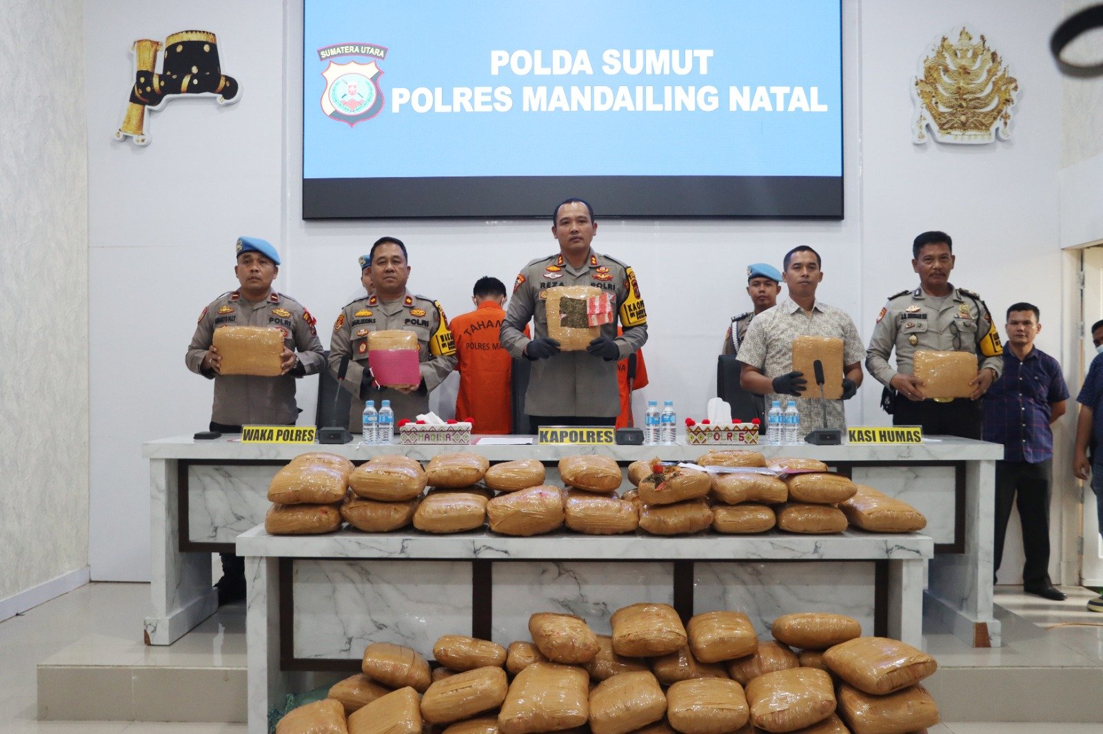 Polres Madina Tangkap Dua Warga Padang, Tersangka Jaringan Ganja 116 Kg