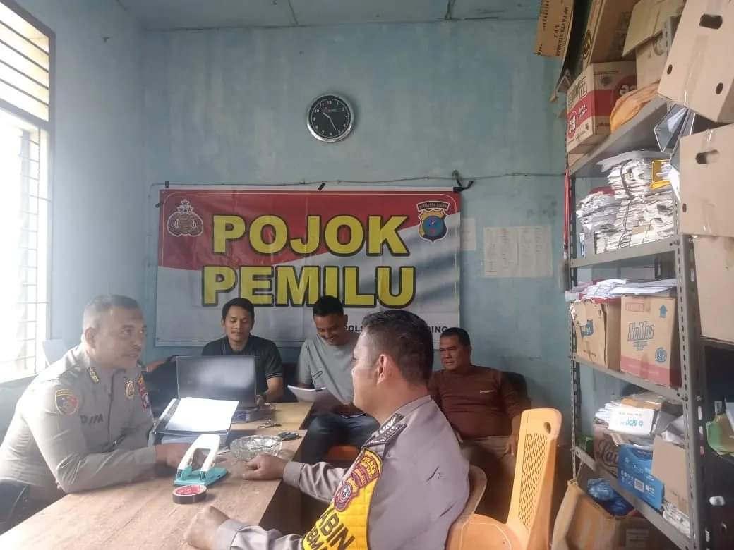 Melalui Pojok Pemilu, Polsek Mardingding Ingatkan Masyarakat Jaga Kamtibmas