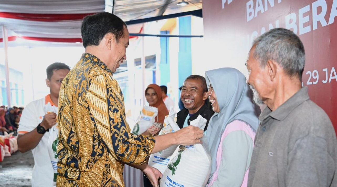 Bagikan Bantuan Pangan, Presiden: Hampir Semua Negara Gagal Panen, Harga Beras Naik