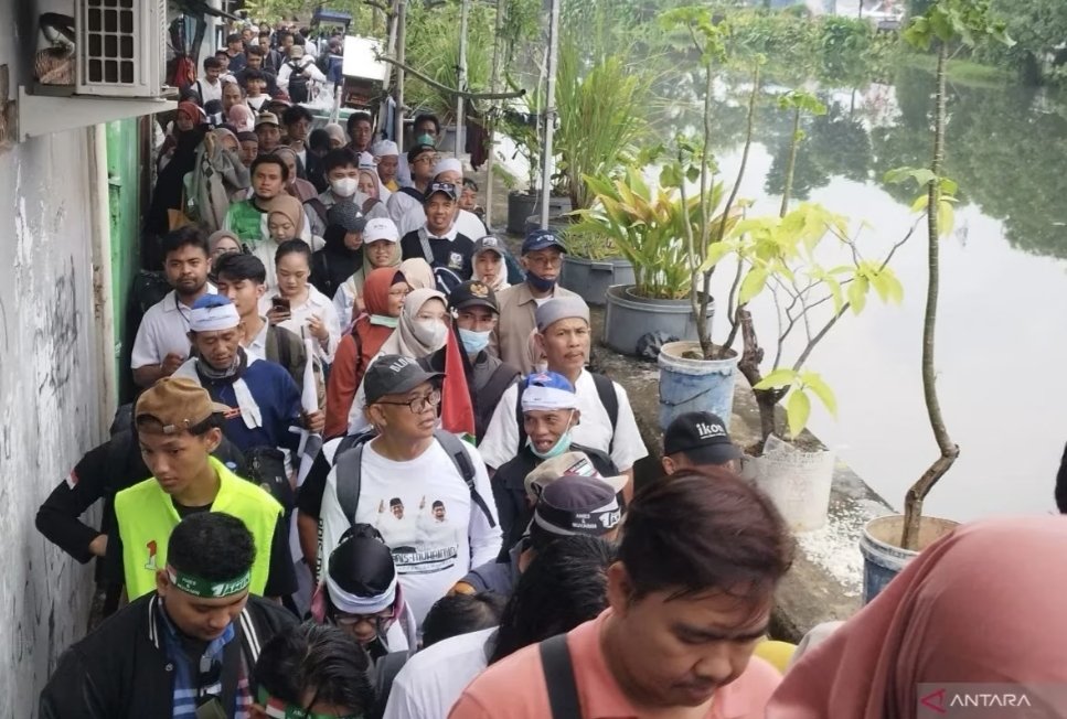 Massa Pendukung AMIN Berjalan Menuju JIS, Hingga Padati Gang Kecil