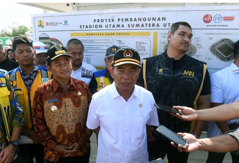 Pj Gubernur Sumut Hassanudin mendampingi Menteri Koordinator Bidang Pembangunan Manusia dan Kebudayaan RI Muhadjir Effendy dan Menteri Pemuda dan Olahraga RI Dito Ariotedjo meninjau Progress Pembangunan Sumut Sport Centre di Desa Sena, Kecamatan Batangkuis, Kabupaten Deliserdang, Jum'at (16/2/2024).