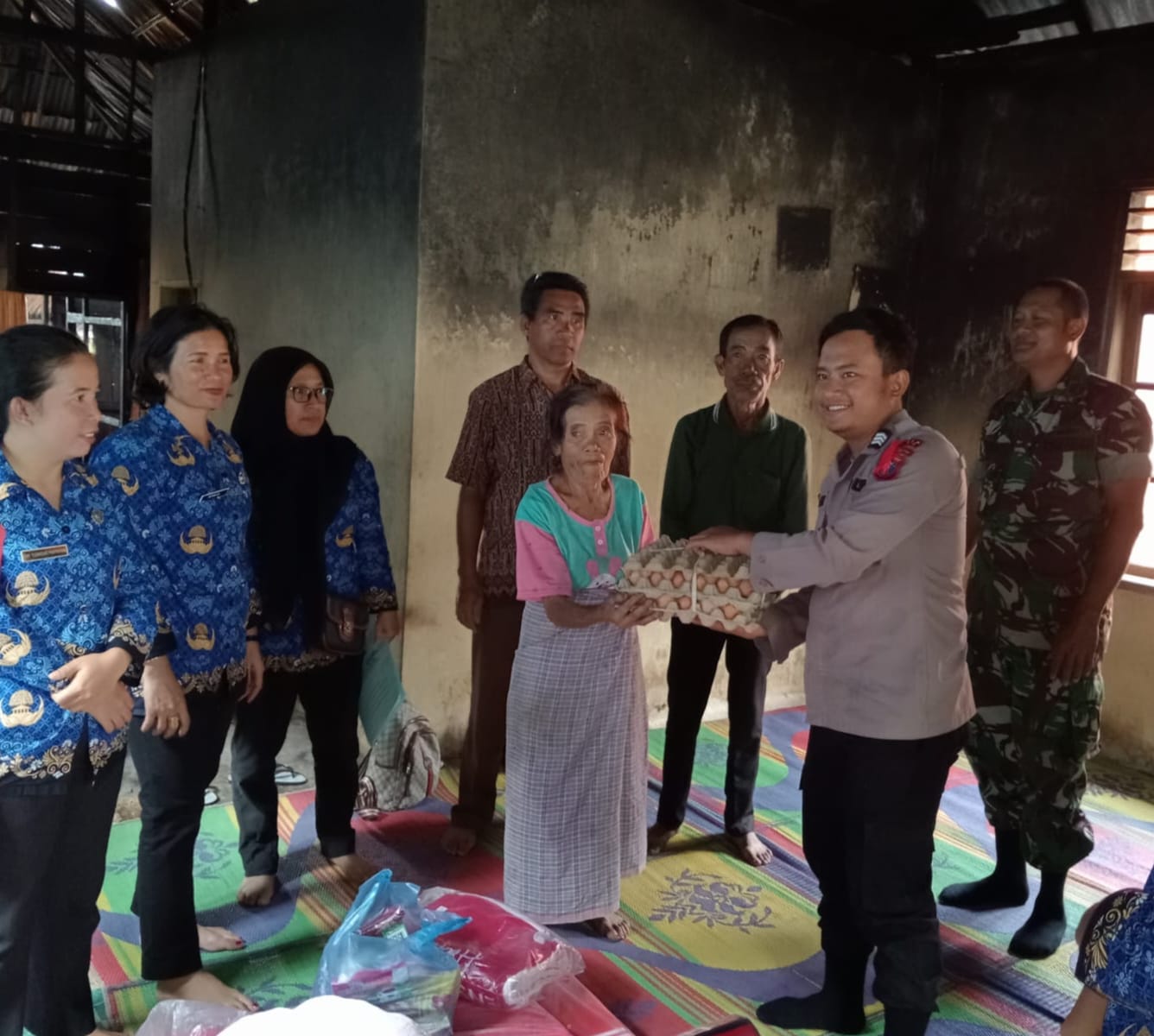 Polsek Simanindo Berikan Bantuan Kepada Korban Kebakaran
