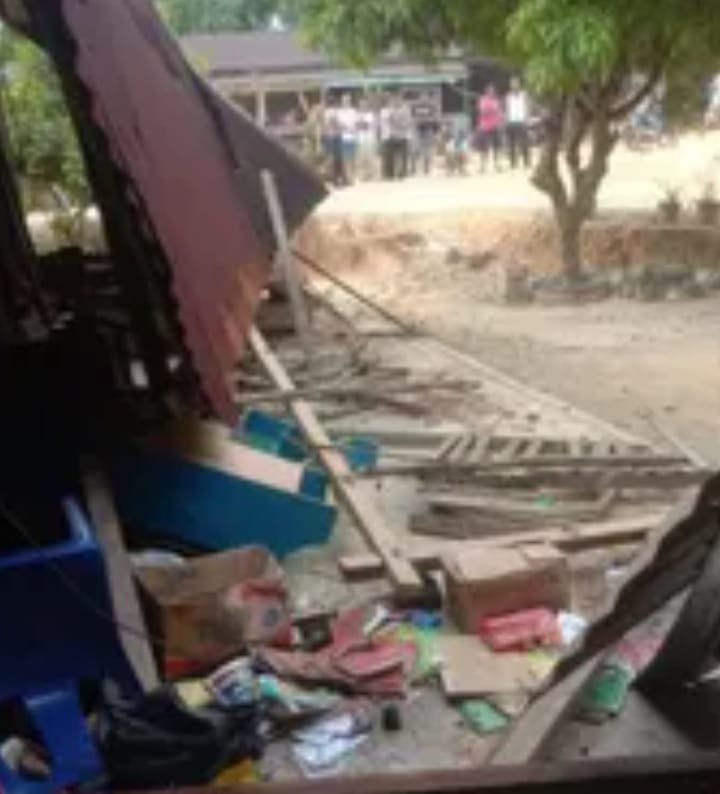 Diduga Karena Kalah Suara, Dua Kubu Timses Caleg Bentrok, 1 Rumah Hancur, Sepeda Motor di Bakar