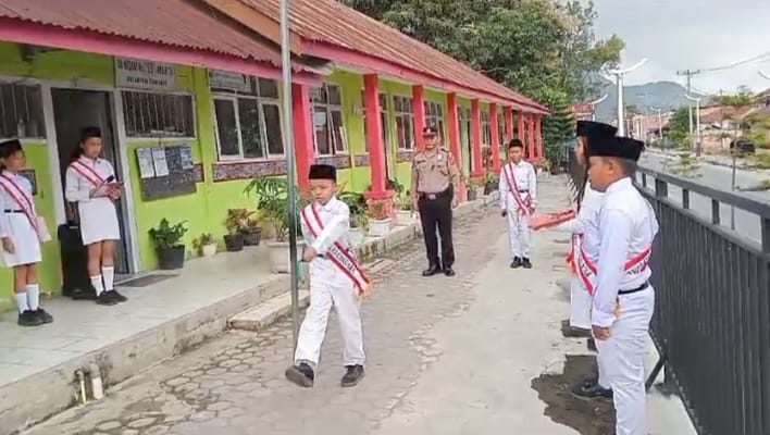 Kapolsek Simanindo Cegah Kenakalan Remaja di SD Negeri 15 Ambarita