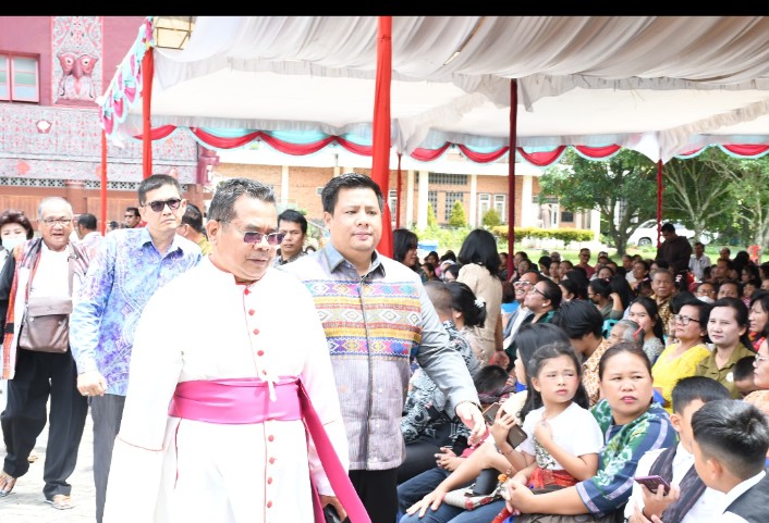 Bupati Samosir Hadiri Pisah Sambut Pastor Paroki St. Mikhael Pangururan