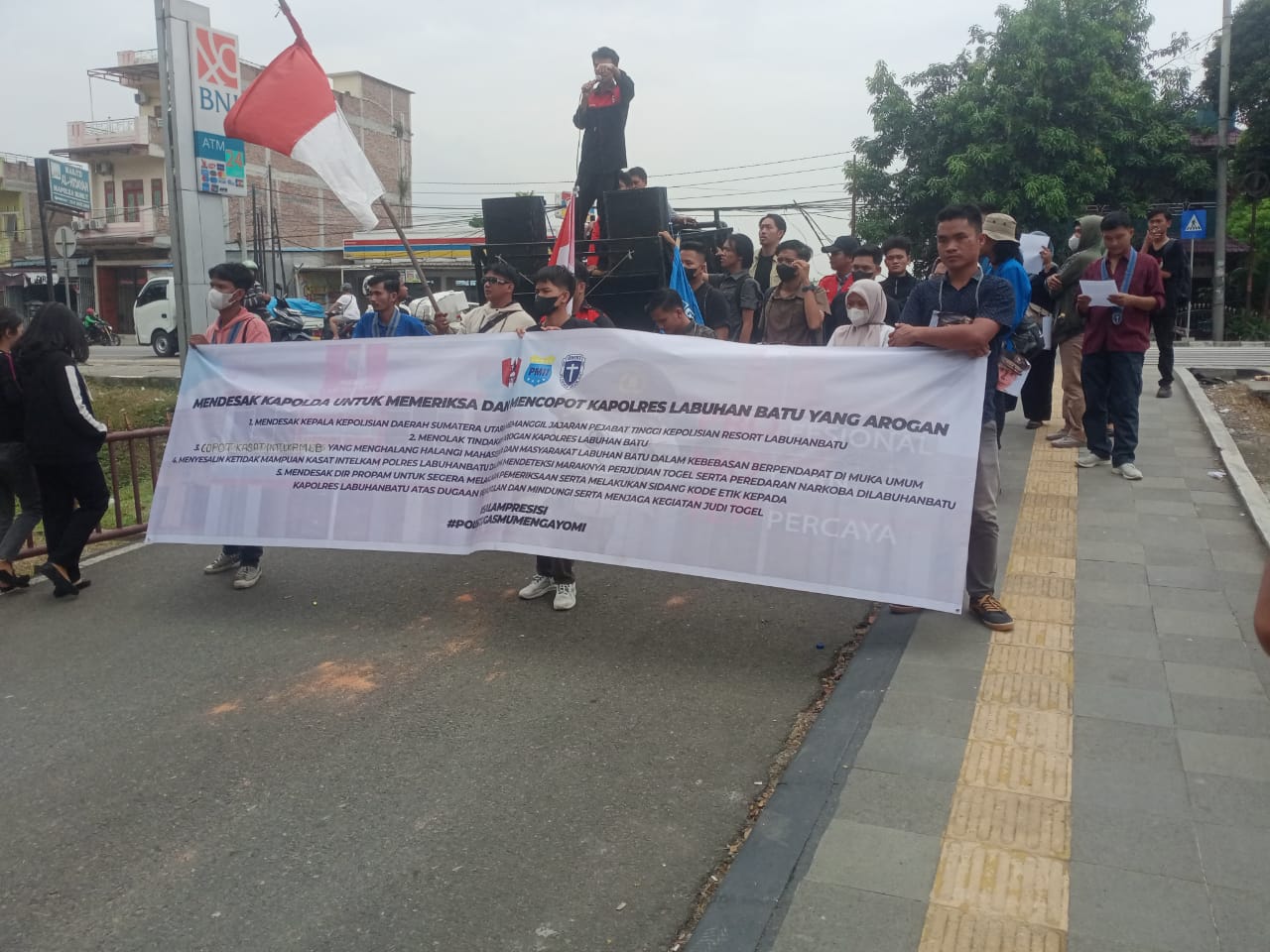 Gelar Aksi di Polda Sumut, Massa Minta Kapoldasu Copot Kapolres Labuhanbatu