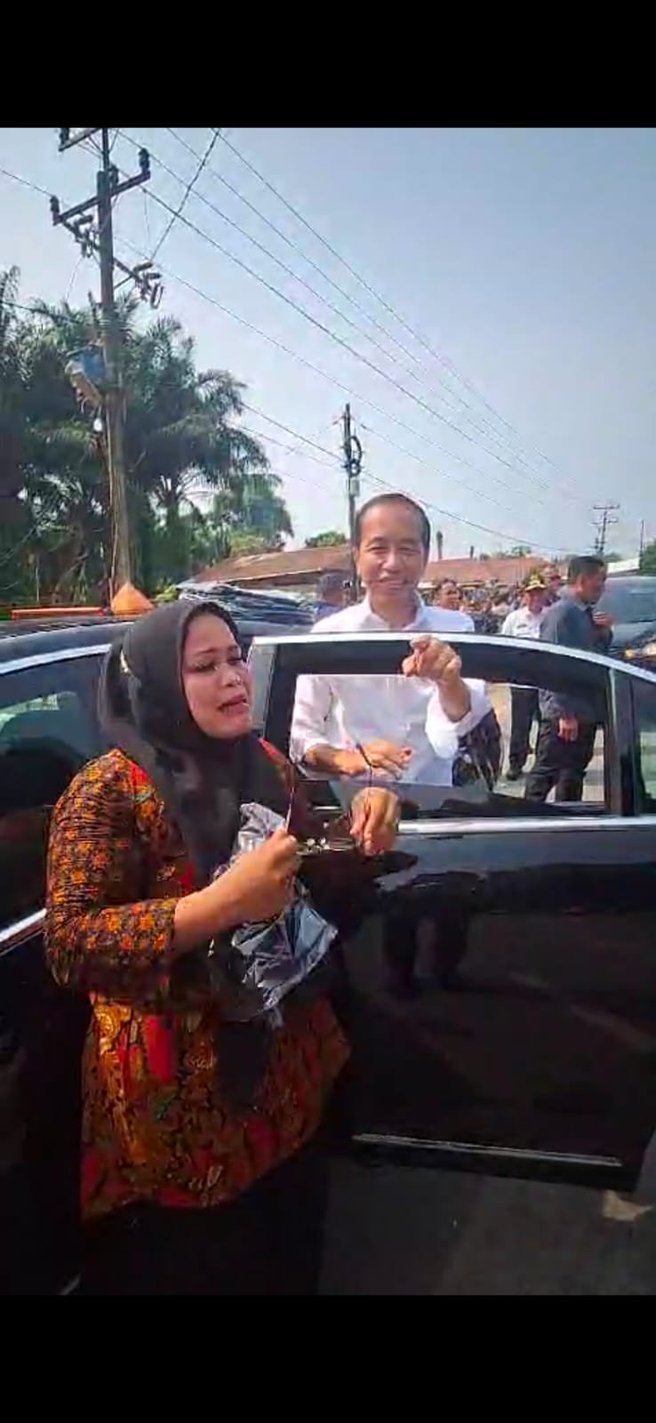 Manggil Jokowi Pak Regar, Ibu Paruh Baya Terharu Usai Bersalaman