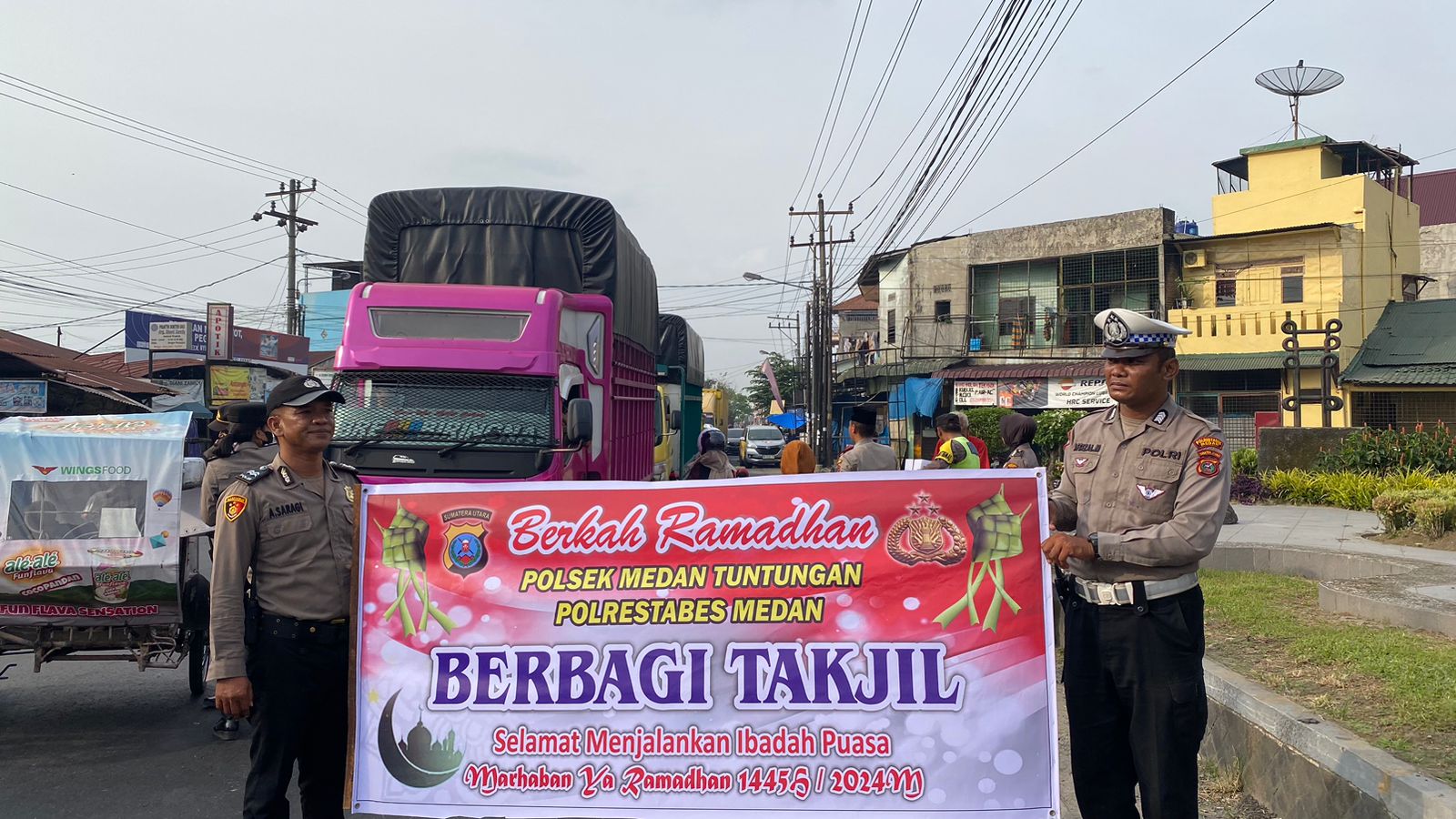 Kapolsek Medan Tuntungan Bagi Takjil ke Masyarakat