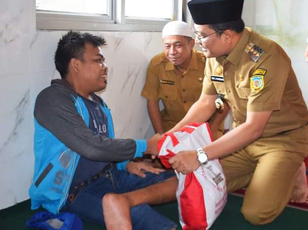 PJ Bupati Serahkan Bantuan Sembako Presiden RI Jokowi Kepada Penerima Disabilitas Kabupaten Palas
