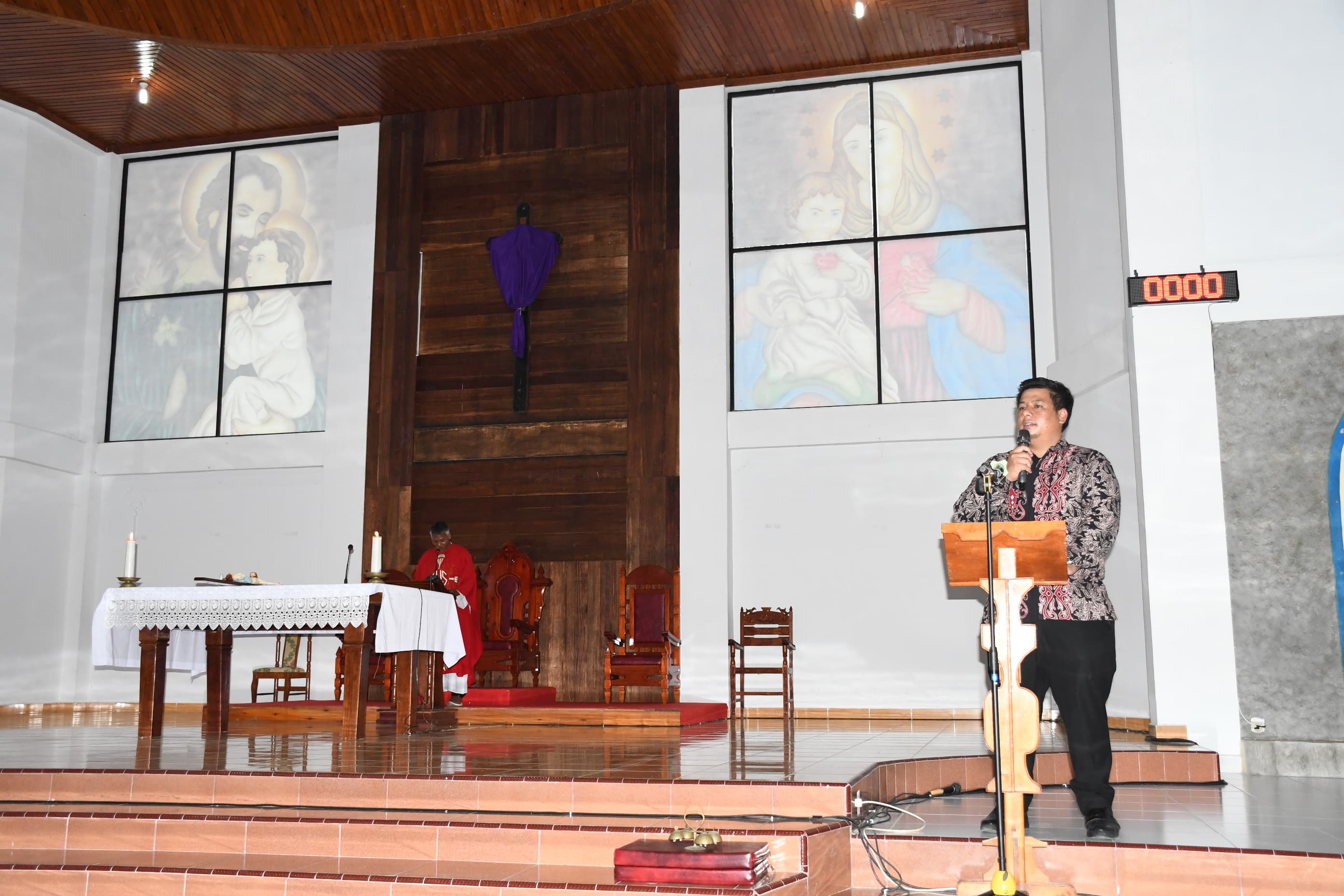Bupati Samosir Ikuti Kebaktian Jumat Agung di Gereja Katolik ST Maria Claret Tomok