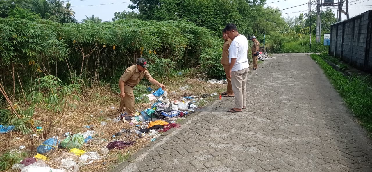 Kepala Desa Bersama Perangkat Bersihkan Sampah di Dusun Satu