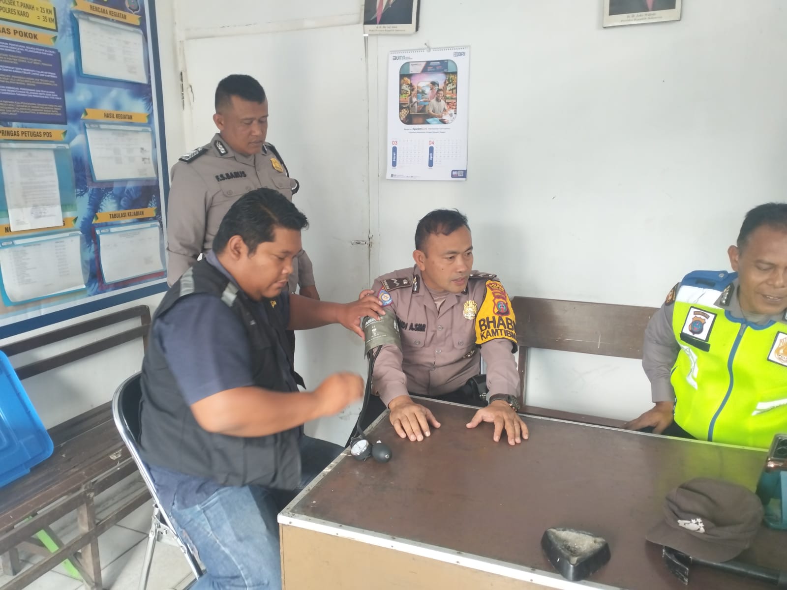 Polres Tanah Karo Bersama Tim Dokter Lakukan Pengecekan Kesehatan di Pos Pengamanan Mudik Lebaran 2024