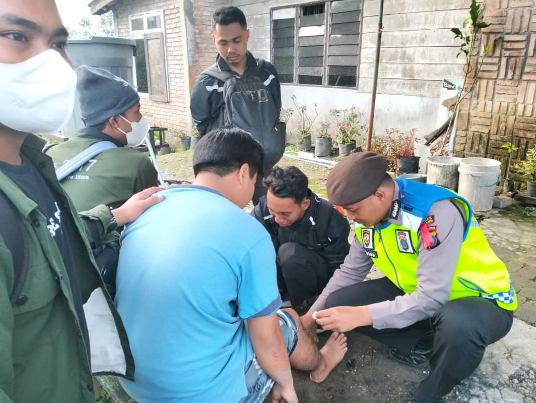 Gerak Cepat Personel Pengamanan Ops Ketupat Toba 2024 Tolong Korban Laka Lantas di Simpang Doulu