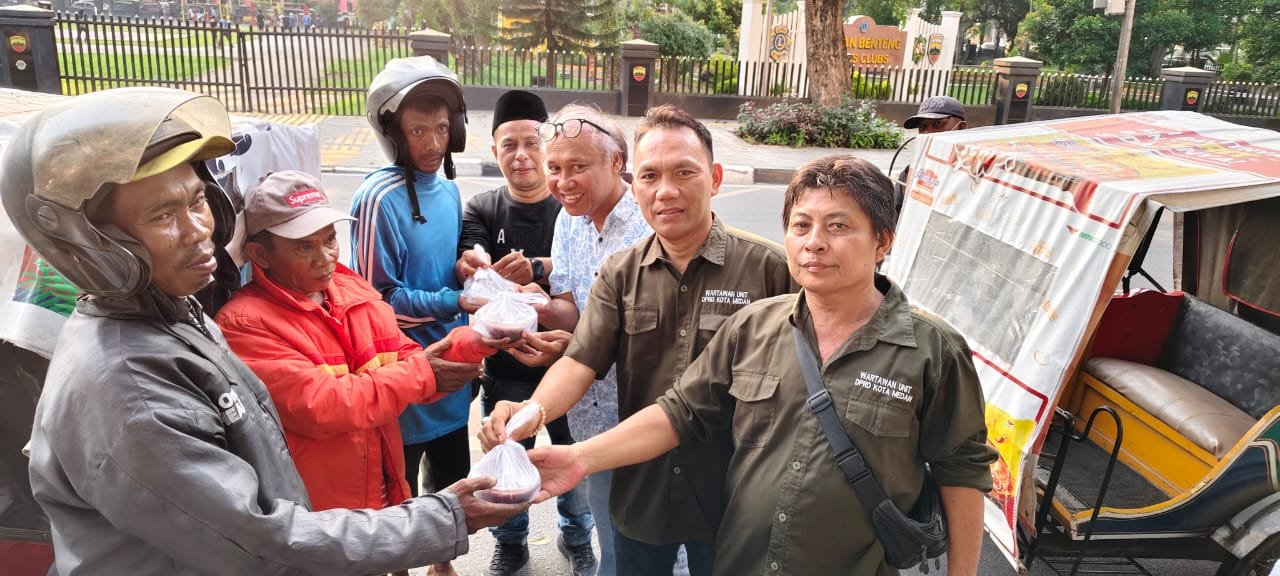 Jumat Berkah, Koordinator Wartawan Unit DPRD Medan dan YLMI Bagi Takjil Gratis