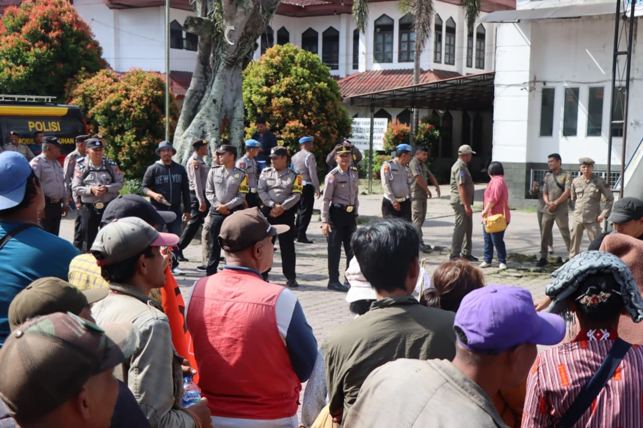 Peringatan Hari Buruh, Polres Tanah Karo Kawal Aksi Damai Serikat Buruh dan Mahasiswa