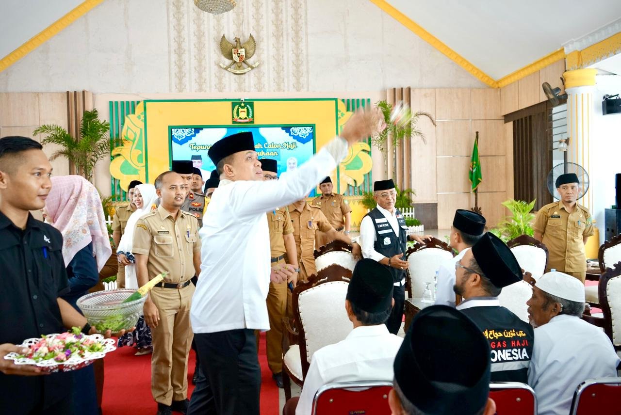 Faisal Hasrimy Tepung Tawari Calon Jamaah Haji Langkat